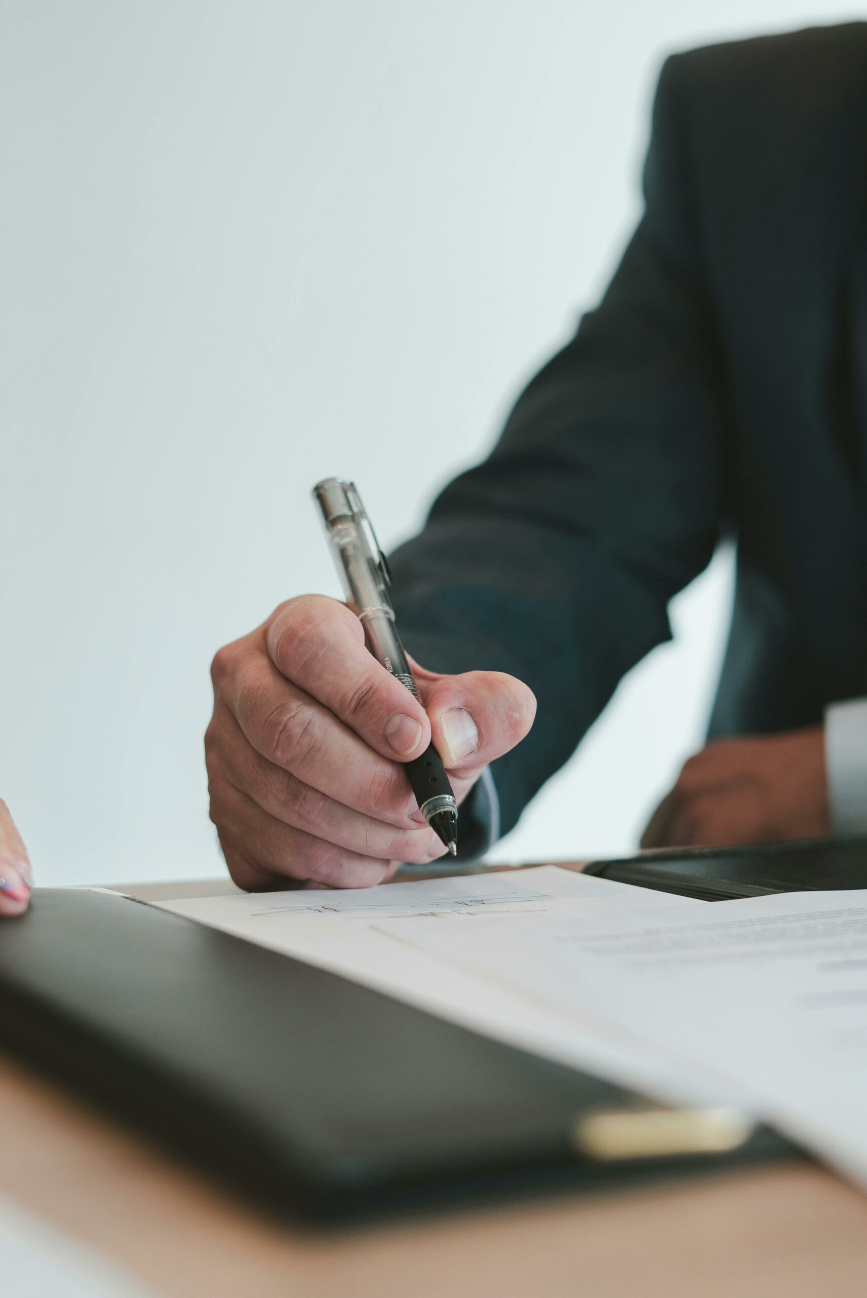 hombre firmando un contrato con bolígrafo