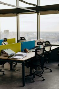 Oficina equipada con escritorio y sillas con vistas a la ciudad