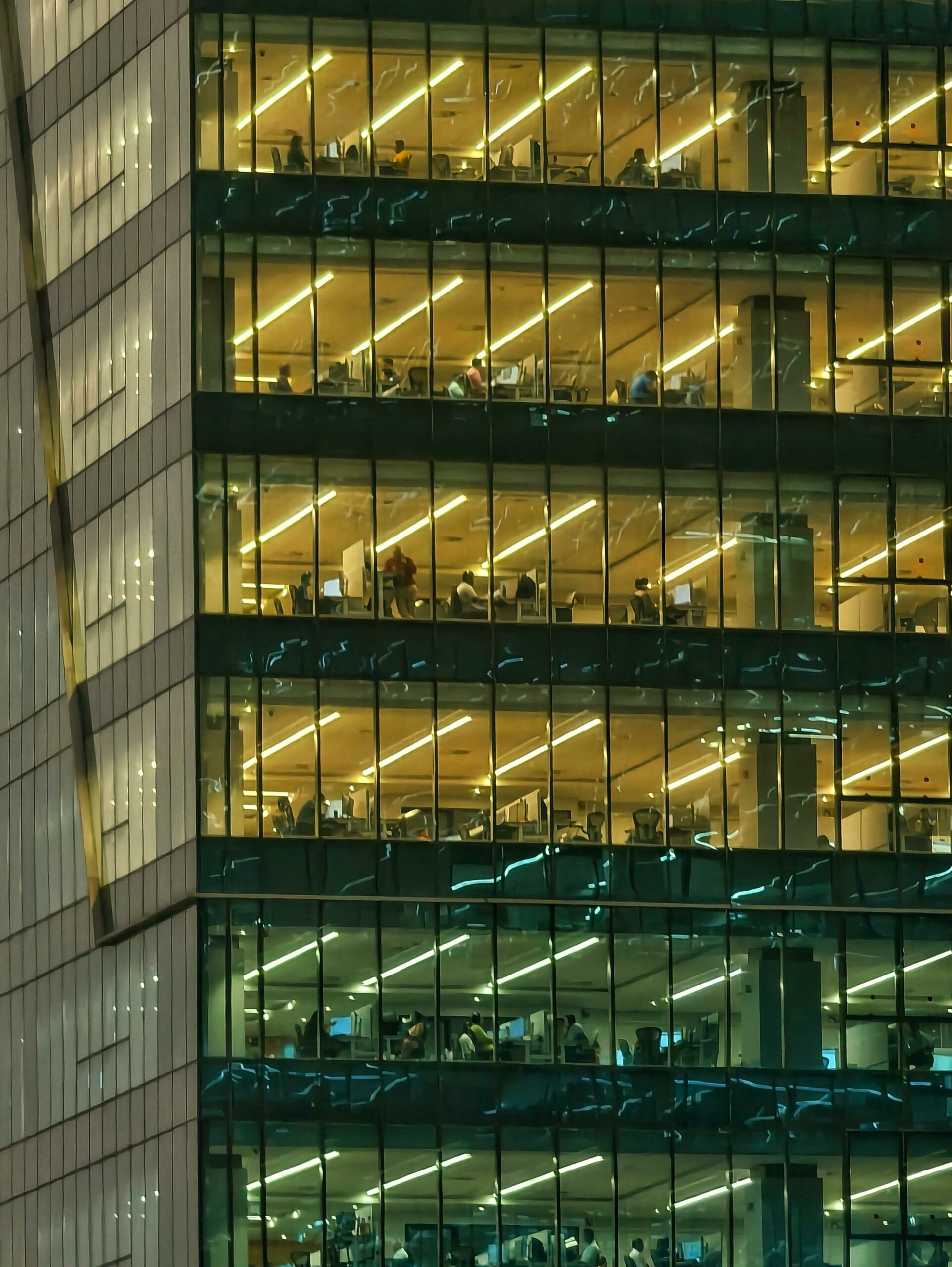 Edificio de oficinas de noche con luces encendidas