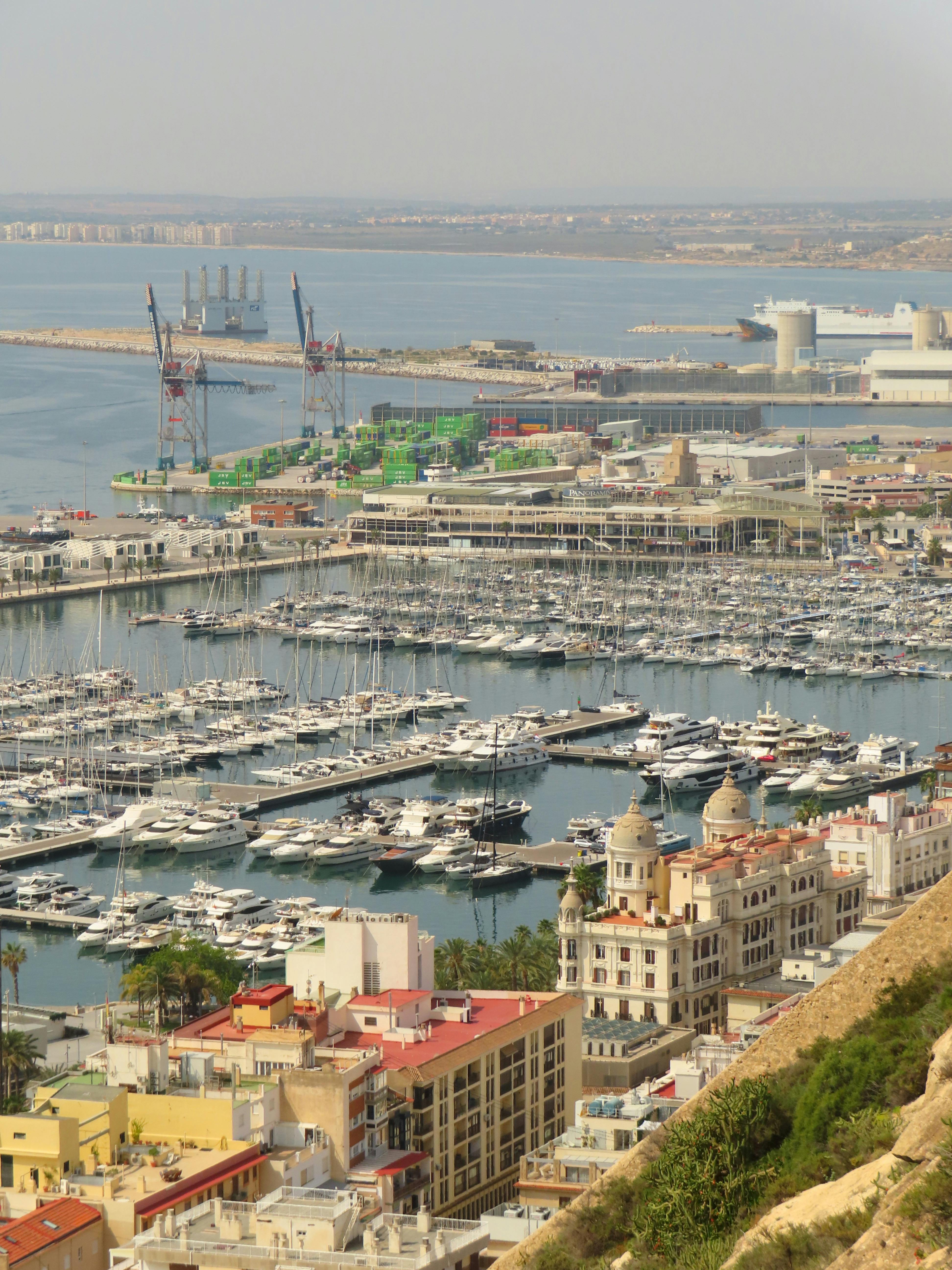 Vistas panorámicas de Melilla y puerto al lado del Marc