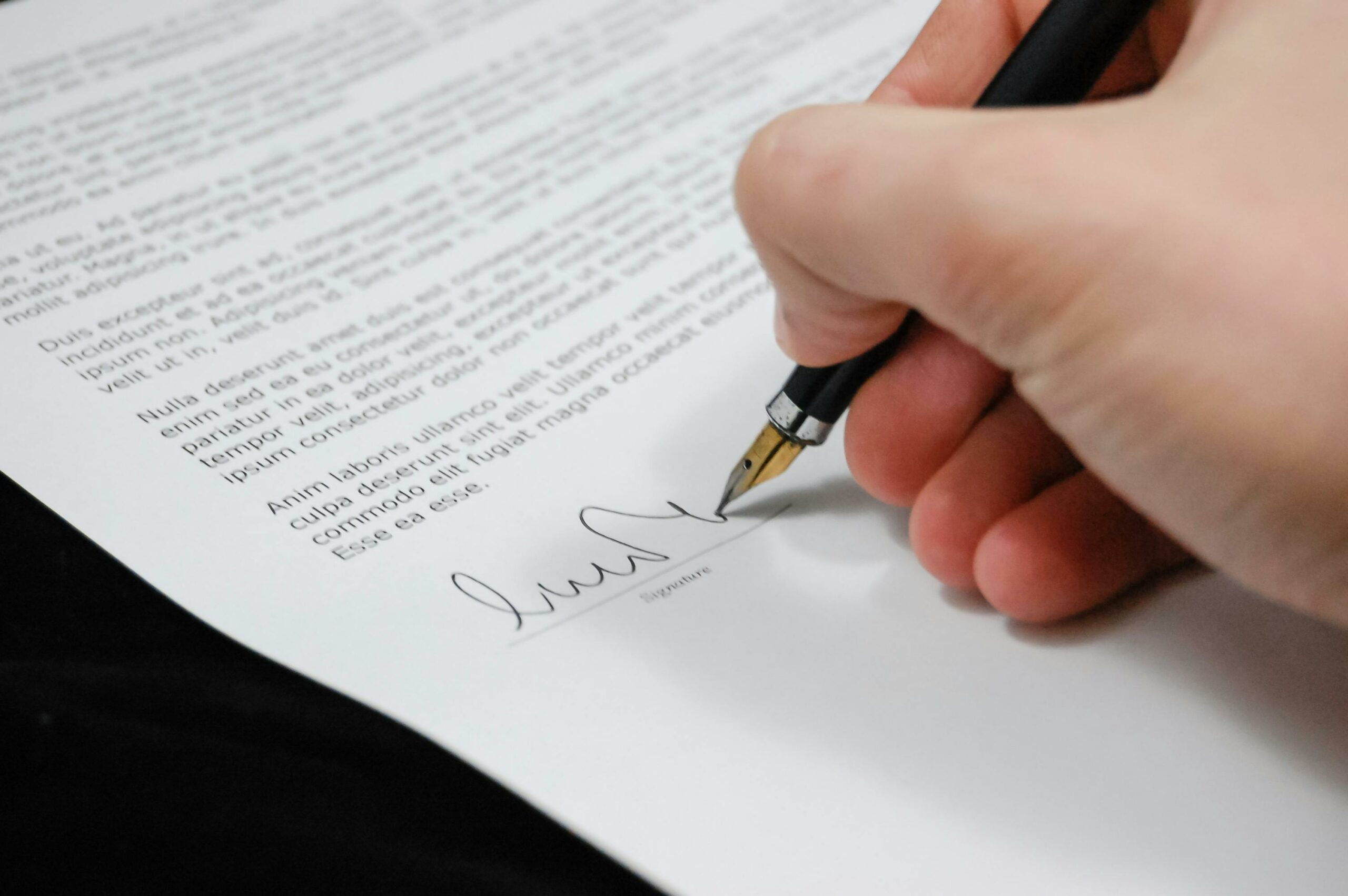 firmando contrato