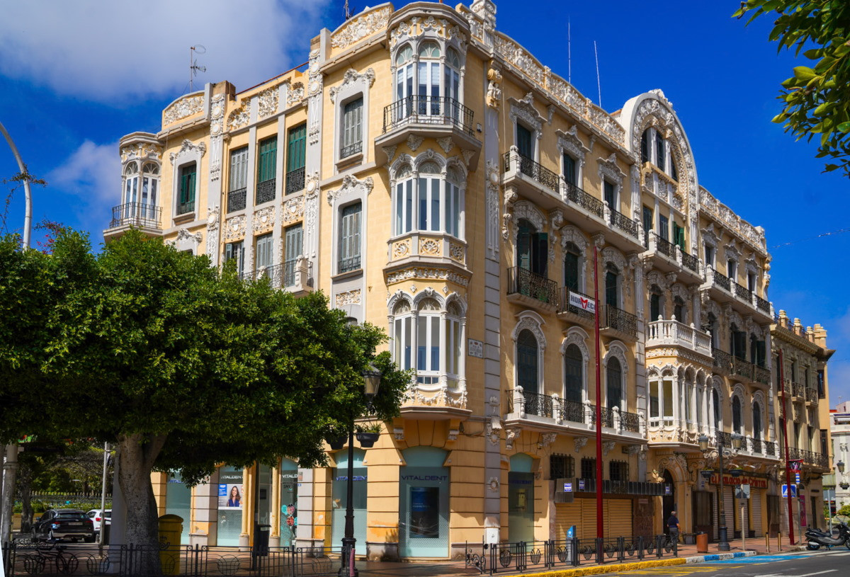 fachada de edificio en el centro de Melilla