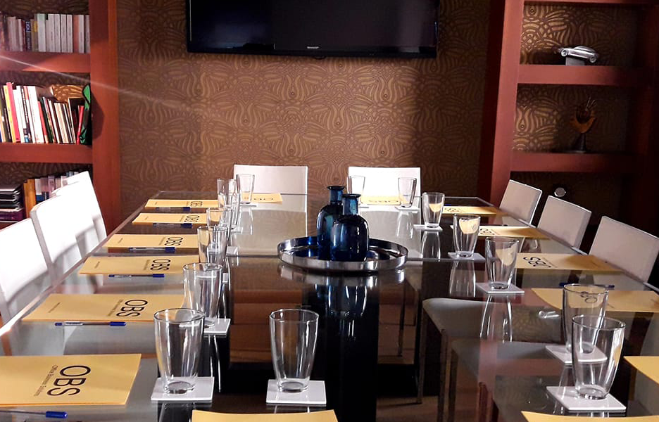 sala de reuniones observando melilla